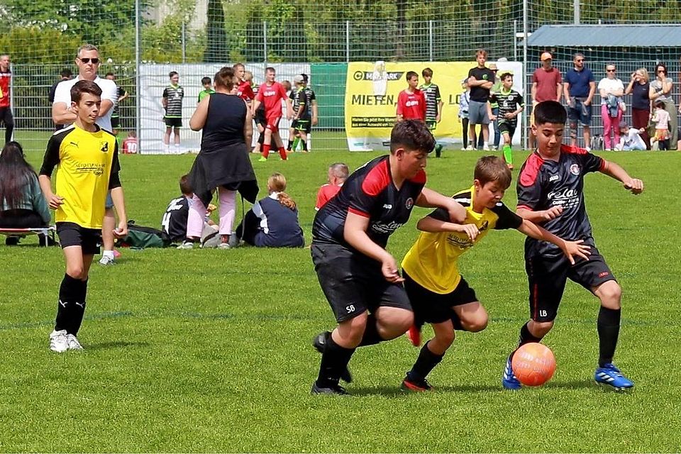 Packende Spiele lieferten sich die Jugend-Fußballer, darunter auch die Gastgeber vom SV Mammendorf (in Gelb).