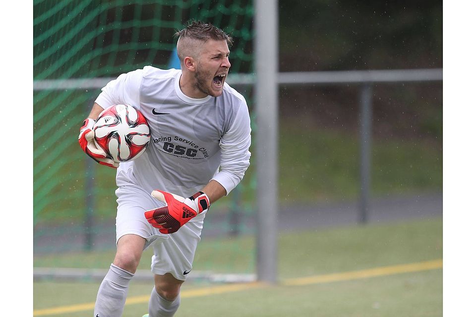 Defensivverhalten als Dorn im Auge - Oberliederbachs Keeper Ronny Zimmer musste bereits 39 Mal hinter sich greifen. Archivfoto: Vigneron.