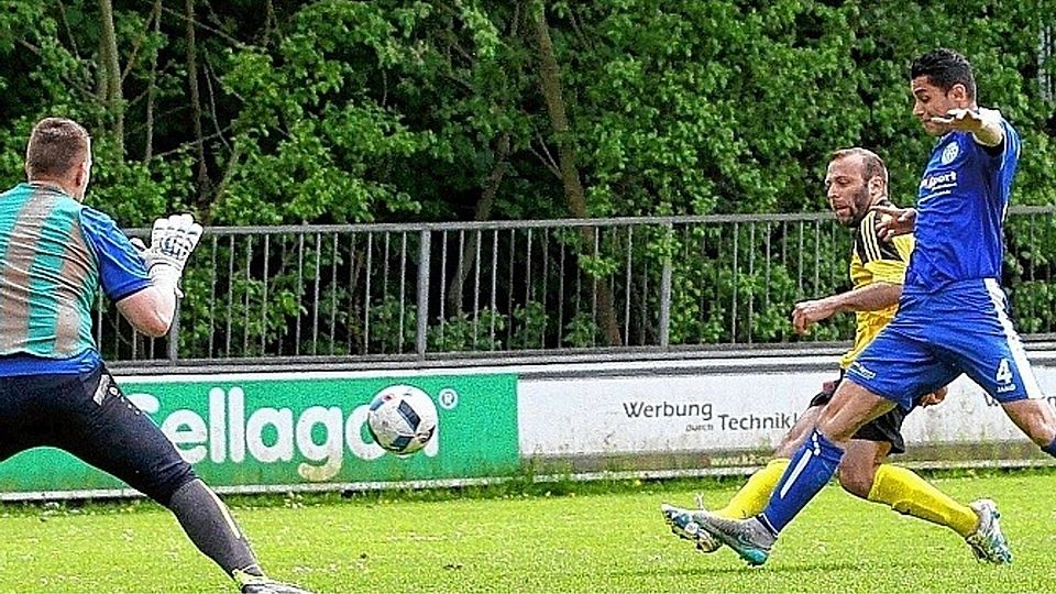 Eiskalt: Wiks Luca Palmieri schiebt an VfB-Keeper Christian Leber vorbei zum 2:0 ein, Hemen Sian (rechts) kommt zu spät. Foto: ism
