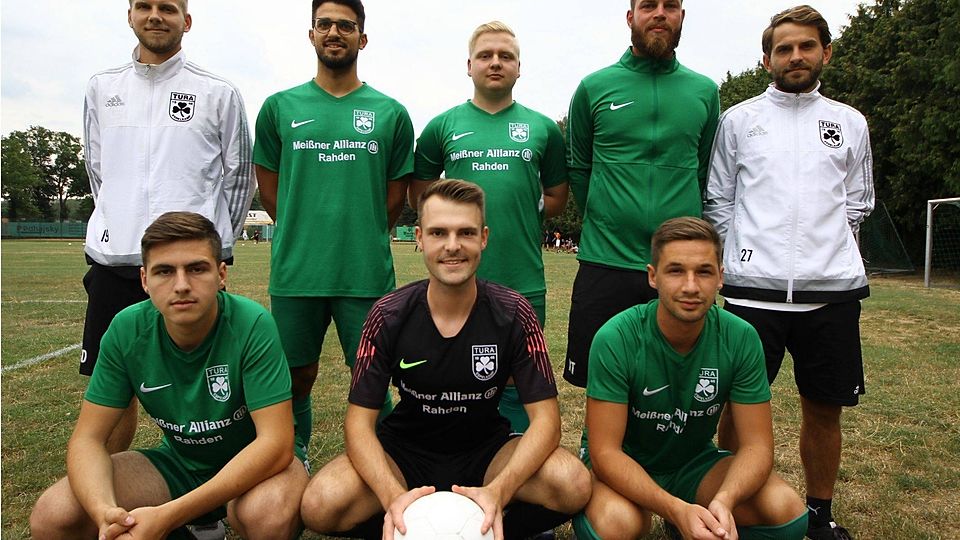 Auf in die neue Saison: (v.l.n.r.) Co-Trainer Stephan Dück, Gjevat Menekshe, Marvin Winkelmann, Michael Thiessen (Trainer II. Mannschaft), Trainer Valentin Dück. hockend: Kushtrim Uka, Frederik Meyer, Marvin Klassen