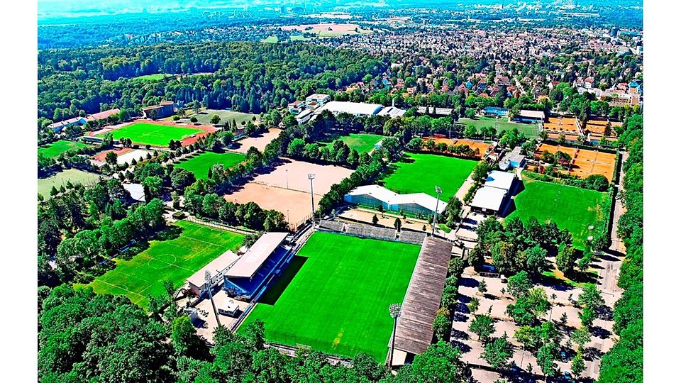 Das Gazi-Stadion hat sich im Vergleich zu dieser Luftaufnahme von 2012 stark verändert. Bald könnte sich auch auf dem Tennenplatz der TSG Stuttgart etwas tun.   Foto: Archiv Ott