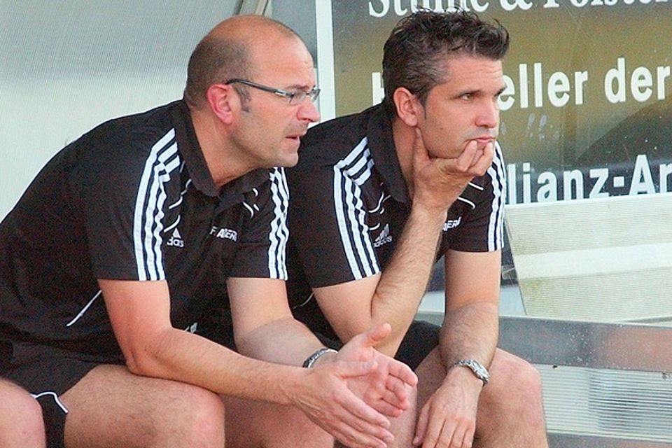 Co Steffen Ziegra (v.li.) und Trainer Alberto Mendez vorm vermeintlichen Pflichtsieg gegen den 1. FC Sand. F: Meier