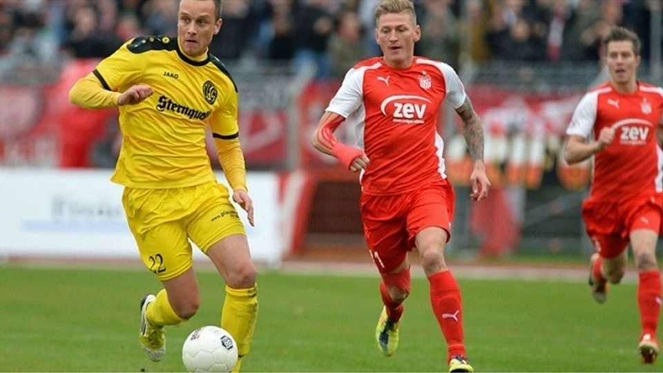 F: Kicker  Florian Grossert (gelb) hier noch im Trikot des VFC Plauen wechselt zu den Spandauer Kickers