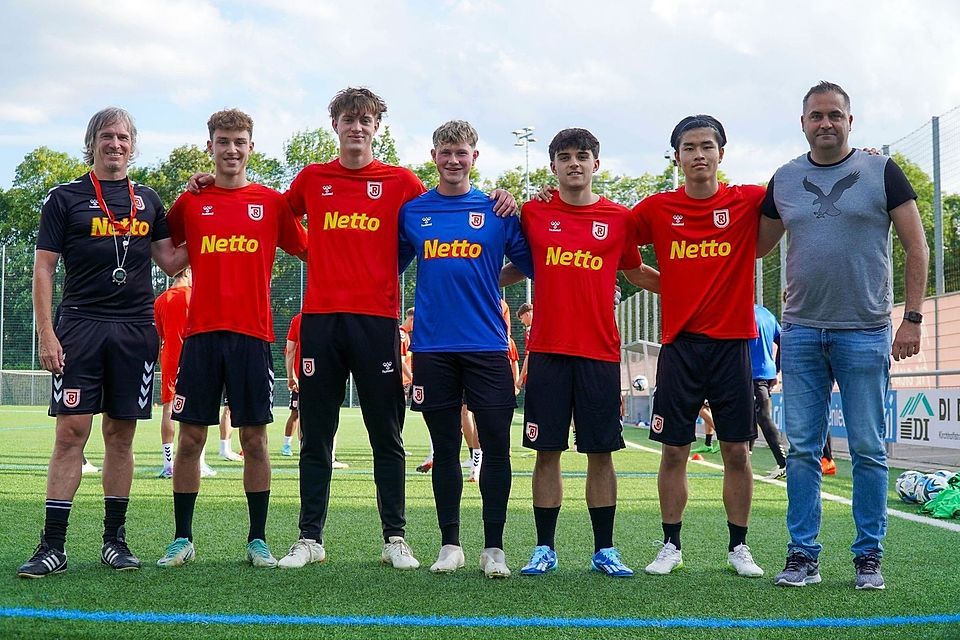 NZL-Leiter Christian Martin (rechts) posiert hier mit den letztjährigen Sommerneuzugängen der Regensburger Bayernliga-U21.