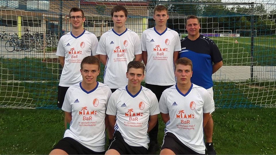 Sechs U19-Spieler rückten zu den Senioren auf: Sebastian Nierer, Christoph Nargang, Lukas Heimerl, Trainer Frank Wild (hinten von links), Thomas Dimmelmeier, Dominik Gaschler und Stefan Alberg (vorne von links).