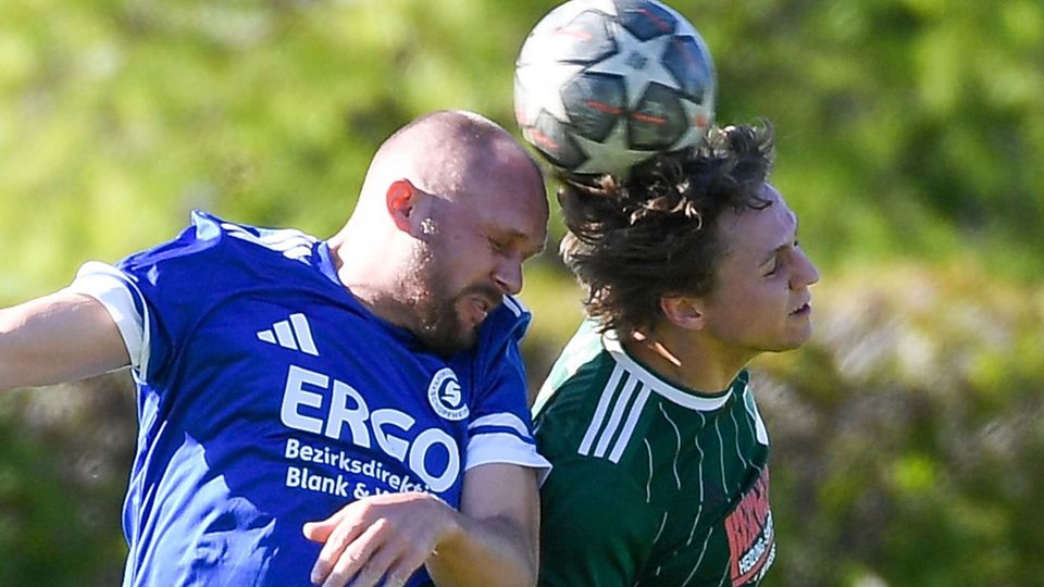 Begegnung auf Augenhöhe: der Schopfheimer Sergej Triller (links), früher Kapitän des FV Lörrach-Brombach, gegen Timo Adelmann vom FC Hausen | Foto: Gerd Gründl