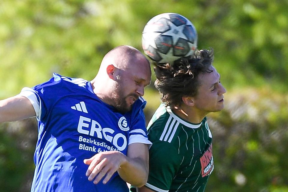 Begegnung auf Augenhöhe: der Schopfheimer Sergej Triller (links), früher Kapitän des FV Lörrach-Brombach, gegen Timo Adelmann vom FC Hausen | Foto: Gerd Gründl
