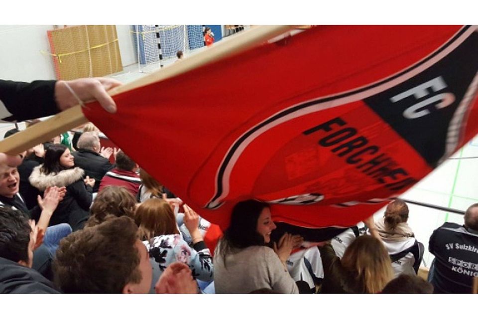 Gute Laune unter der Fahne: Wie sehr man sich über einen siebten Platz freuen kann, zeigten die Anhänger der SG Forch­heim/ Sulzkirchen. Foto: Marcel Staudt