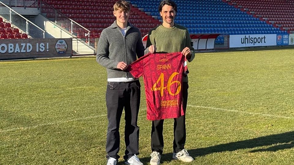 Marinus Spann (li.) freut sich mit Markus Schwabl über den nächsten Karriereschritt.