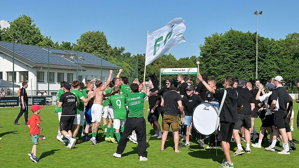Der FC Gerolfing feiert den Klassenerhalt in der Bezirksliga.
