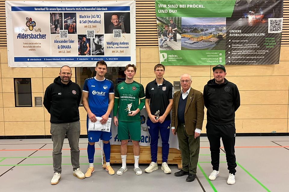 Die überragenden Einzelspieler: Maximilian Manghofer (zweiter von links), Patrick Alramseder (dritter von links) und Michael Koppermüller (dritter von rechts) 