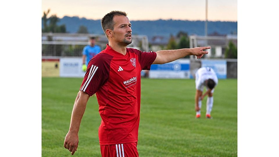 Muriz Salemovic ist eine Landsberger Fußball-Legende. Der 38-Jährige ist beim TSV Landsberg Zweiter Abteilungsleiter, hat mehrfach als Trainer ausgeholfen und früher selbst Regionalliga (FC Memmingen) und Bayernliga (u.a. Landsberg und Pipinsried) gespielt. Aktuell ist er in seinem Heimatort für den SV Fuchstal am Ball. Die „Füchse“ hat er als Spielertrainer in die Kreisliga geführt.