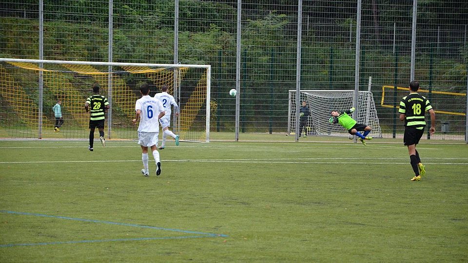Beim 2:0 durch Gaetano Peritore hat Essenheims Marian Mohr das Nachsehen F: Boor