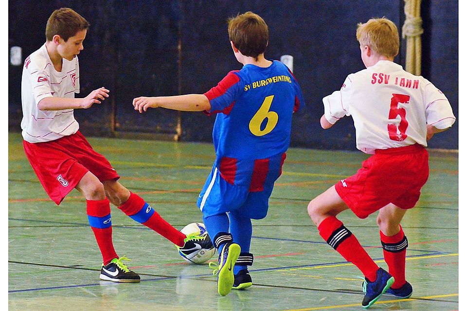 Tollen Futsal-Sport boten die bayerischen NLZ-Mannschaften der U12- und U13-Junioren am Montag beim KEWOG-Cup der SpVgg SV Weiden. Foto: Werner Franken