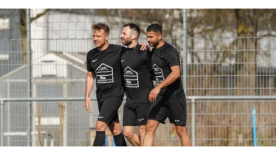 Ziehen mit ihrer SG Naunheim/Niedergirmes durch ein 9:0 beim TSV Albshausen in die nächste Runde des Wetzlarer Fußball-Kreispokals ein: (v. l.) Denis Walter, „Dreierpacker“ Dersim Demirtas und Jafar Azizi, dem ein Treffer gelingt. © Isabel Althof