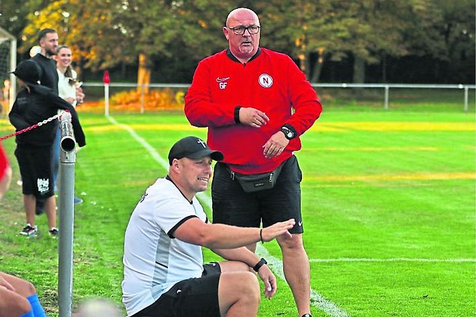 Ein Bild von historischem Wert: TuS Neuhausens Trainergespann mit Franz Graber (stehend) mit Co-Trainer Marco Stark. Archivfoto: Christine Dirigo / pakalski-press Ein Bild von historischem Wert: TuS Neuhausens Trainergespann mit Franz Graber (stehend) mit Co-Trainer Marco Stark. Archivfoto: Christine Dirigo / pakalski-press