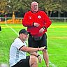 Ein Bild von historischem Wert: TuS Neuhausens Trainergespann mit Franz Graber (stehend) mit Co-Trainer Marco Stark. 	Archivfoto: Christine Dirigo / pakalski-press