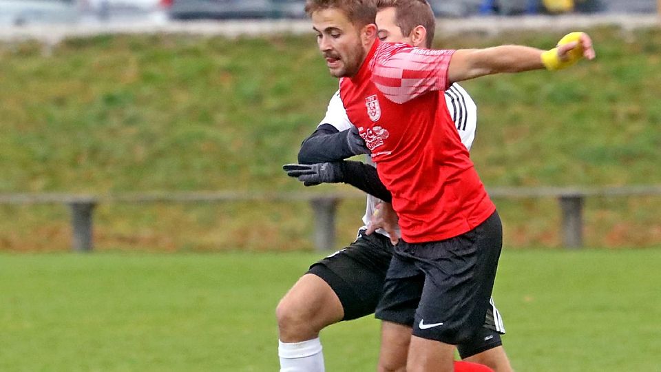 Er hatte richtig Spaß: Hubert Jungmann junior (im roten Trikot) erzielte gegen Ohlstadt drei Treffer.
