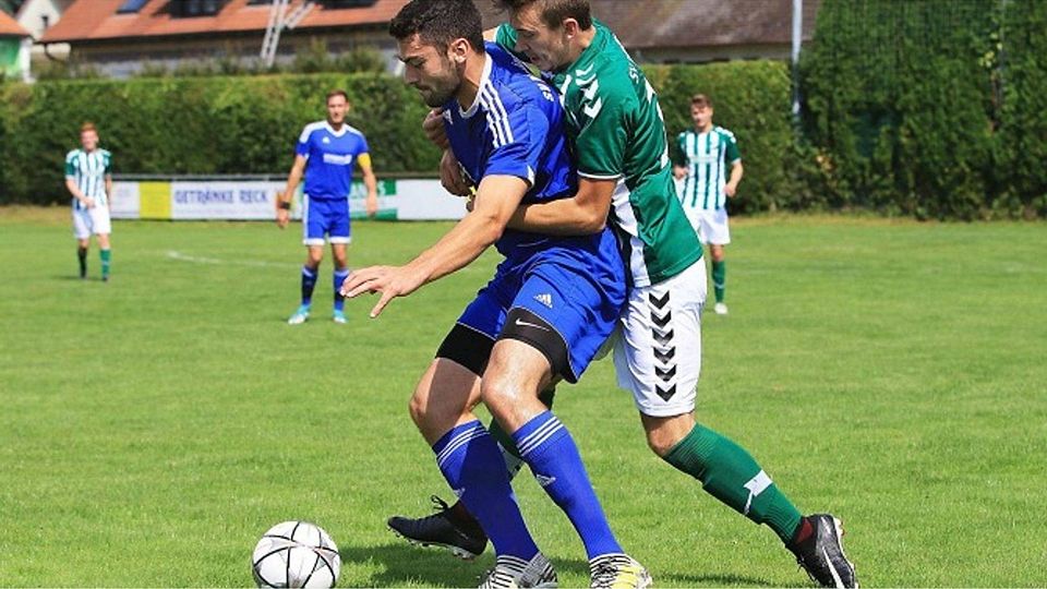 Lucas Bartknecht (re.) vom SV Bermatingen attackiert Dominik Weiß vom SV Meßkirch. Foto: Karl-Heinz Bodon