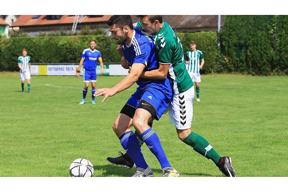 Lucas Bartknecht (re.) vom SV Bermatingen attackiert Dominik Weiß vom SV Meßkirch. Foto: Karl-Heinz Bodon