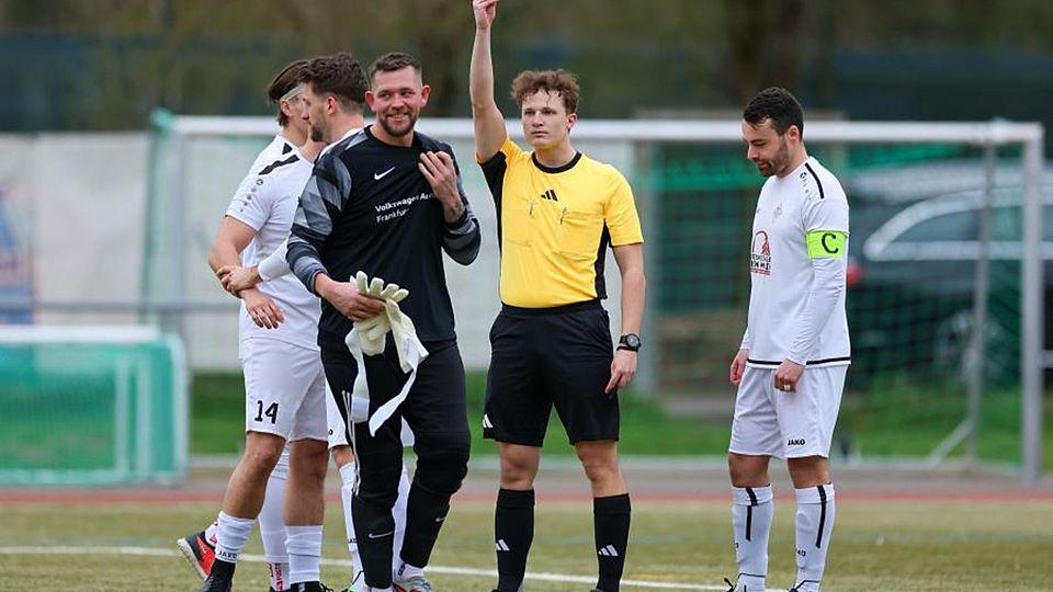 Schiedsrichter Jonas Horz zeigt Torhüter Rene Sehl vom FV Delkenheim die Rote Karte - der FVD verliert das Kreisoberliga-Topspiel gegen Freie Turnerschaft mit 0:3.	Foto: Jörg Halisch