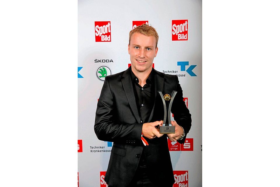 Ein großer Tag: Fabian Holland und der Sport-Bild-Award, der ihm am Montag in Hamburg verliehen wurde. Foto: SPORT BILD