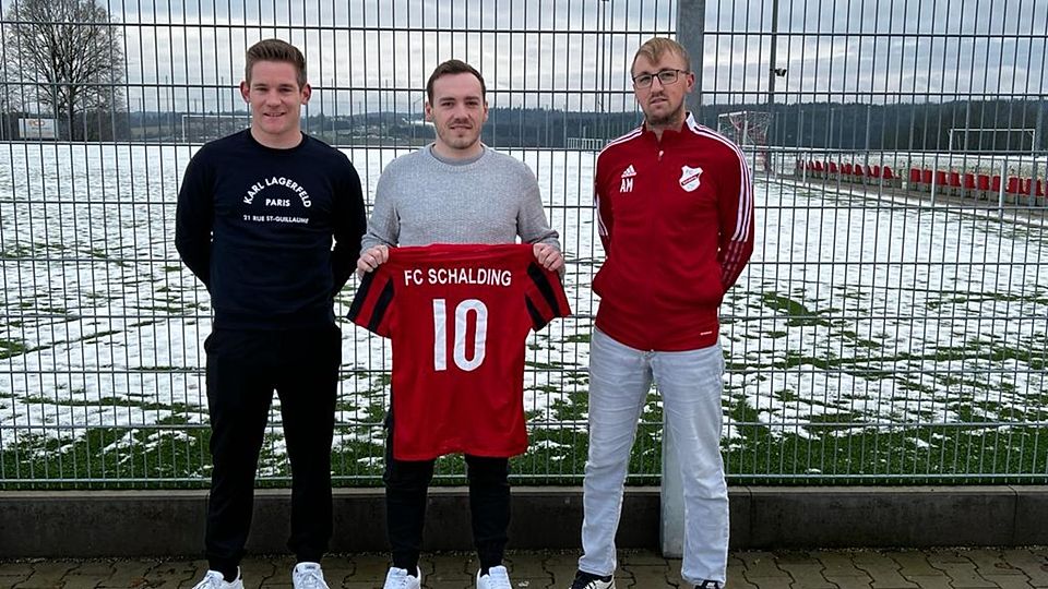 Danyon Kemper (Mitte) mit seinem zukünftigen Trainerpartner Michael Öller (li.) und Schaldings Abteilungsleiter Armin Markowetz