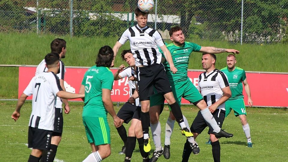 2023 standen sich der SV Neusorg (in Weiß-Schwarz) und der FC Weiden-Ost II letztmals in einem Punktspiel gegenüber. Jetzt kämpfen sie in der Relegation um den Kreisliga-Aufstieg.