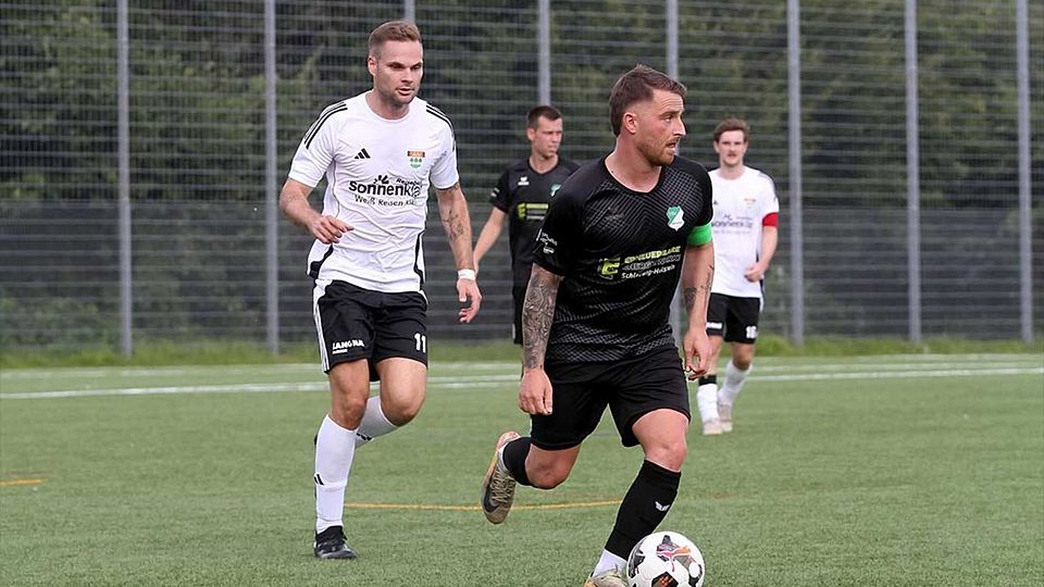 Mit dem Foulspiel an Ruda Jaber (am Ball, TSV Hattstedt) begann das Unheil für den TSV Kronshagen.