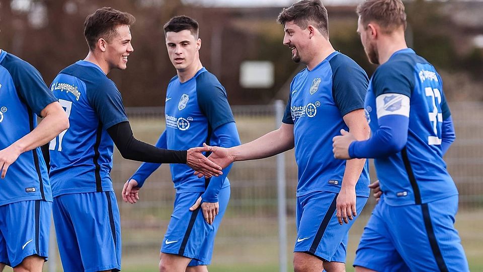 Florian Rupprecht (2. v. r.) erzielte gegen SV Walkertshofen drei Tore in 19 Minuten.