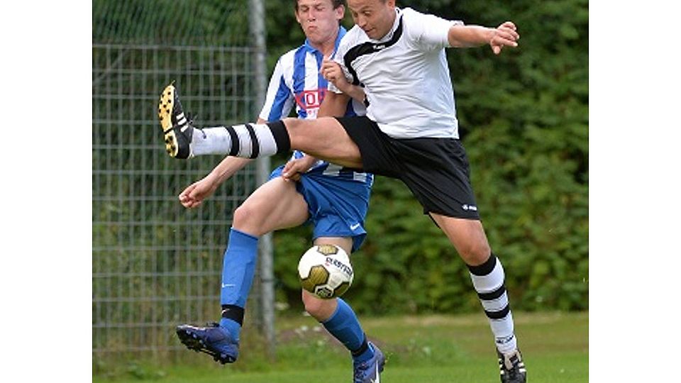 Hoch das Bein: Lechtingens Maik Dorenkamp (in weiß) im Zweikampf mit Achmers Lauritz Pahlmann. Foto: Rolf Kamper