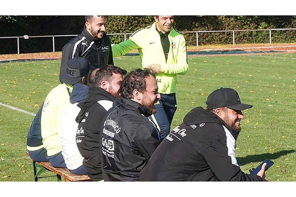Da hatte der SV Türkgücü gut lachen. Spielertrainer Ajet Abazi und seine Jungs besiegten das schwache Team des SV Hammerschmiede beinahe zweistellig.  Foto: Hieronymus Schneider