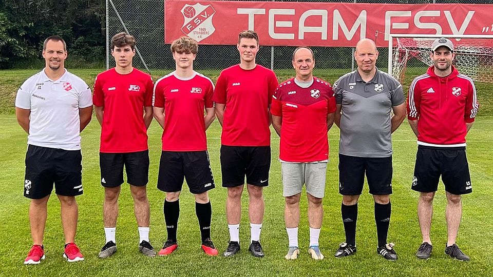 Neue Gesichter in Steinsberg: Die sportlichen Leiter Jürgen Zimmerer (l.) und Ludwig Stuber (r.) rahmen die neuen Spieler Simon Bäuml, Nico Pfosser und Simon Deißler sowie Co-Trainer Claus Alkofer und Trainer Claus Pirkenseer (v.l.) ein.