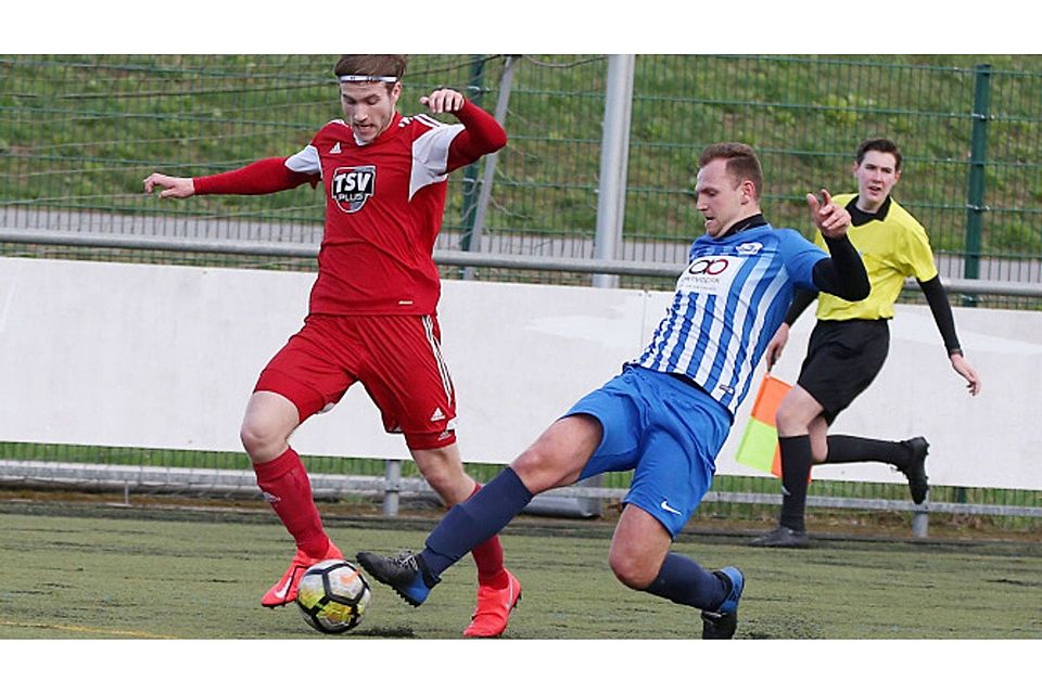 Langes Bein: Kreuznachs Felix Kosek (blau) kommt gegen TSVler Malte Quitsch nur noch per Grätsche an den Ball.	Foto: Edgar Daudistel