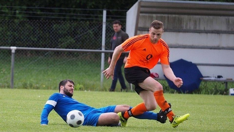 Ist der TuS dem Abstieg noch von der Klinge gesprungen? Am Sonntag sah es für Dorian Glaser(in orange) und seine Monzinger gut aus. F: Wurdel