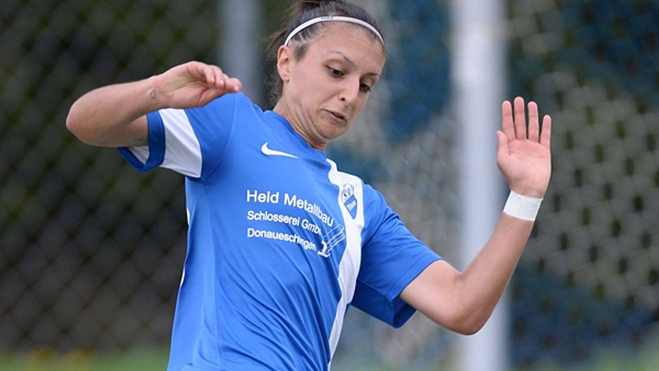 Valeria Chiarelli vom SV Titisee liebt schnelle Dribblings. Und wenn sie frei zum Schuss kommt, haut sie drauf wie ein Berserker.  | Foto: Patrick Seeger