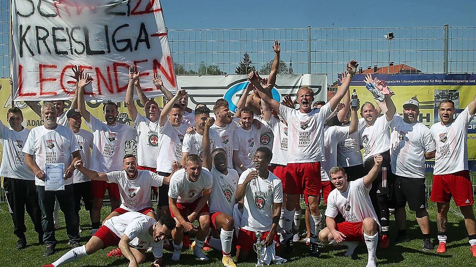 Ausgelassener Jubel: Erstmals in der 74-jährigen Vereinsgeschichte von Rot-Weiß Bad Tölz hat es eine Mannschaft in die Fußball-Kreisliga geschafft.