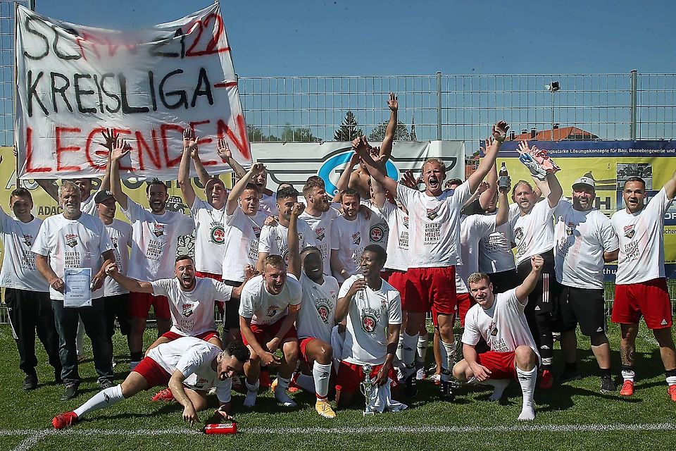 Ausgelassener Jubel: Erstmals in der 74-jährigen Vereinsgeschichte von Rot-Weiß Bad Tölz hat es eine Mannschaft in die Fußball-Kreisliga geschafft.