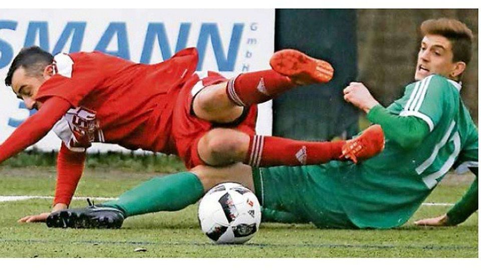 Großrosselns Marc Wenner (rechts) lässt Davit Bakhtadze ziemlich unsanft über die Klinge springen, was den Köllerbacher Routinier allerdings nicht daran hinderte, gleich fünfmal zuzuschlagen. Foto: Schlichter