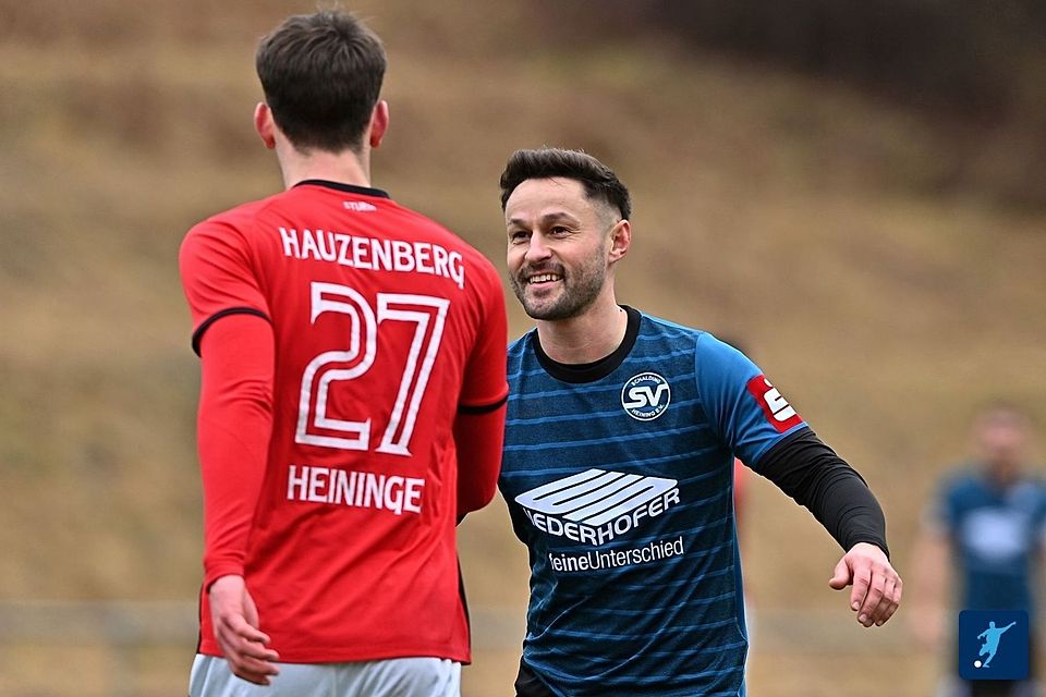 Der SV Schalding-Heining um Patrick Drofa (re.) trifft in zweieinhalb Wochen auf den FC Sturm Hauzenberg 