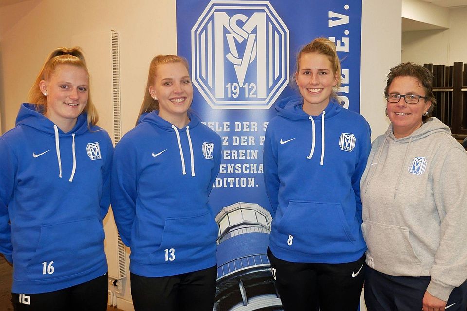    Drei erfahrene Spielerinnen bleiben ein weiteres Jahr beim SV Meppen: Sarah Schulte, Maike Berentzen und Lisa-Marie Weiss mit der Sportlichen Leiterin Maria Reisinger (v.l.). 