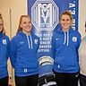    Drei erfahrene Spielerinnen bleiben ein weiteres Jahr beim SV Meppen: Sarah Schulte, Maike Berentzen und Lisa-Marie Weiss mit der Sportlichen Leiterin Maria Reisinger (v.l.). 