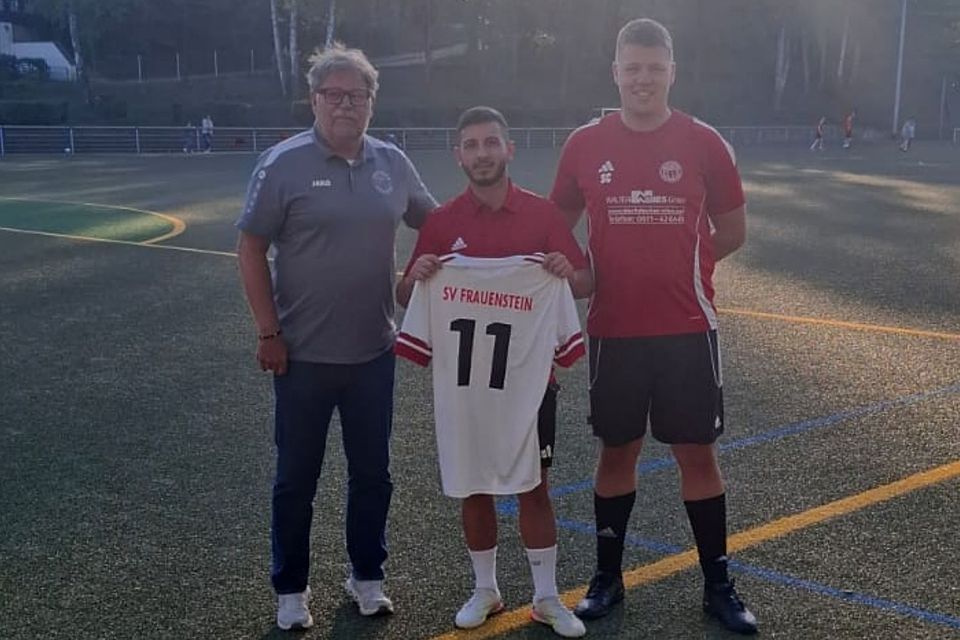 Beim SV Frauenstein begrüßen Sportlicher Leiter Werner Orf (links) und Trainer Stefan Carbach (rechts) Neuzugang Koray Asil. 