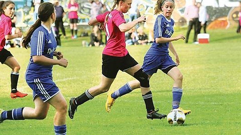 Eingekesselt: Die Mädchen von SWO (rote Trikots) gewannen den Kreispokal  gegen den VfL Stenum (blau). Piet Meyer