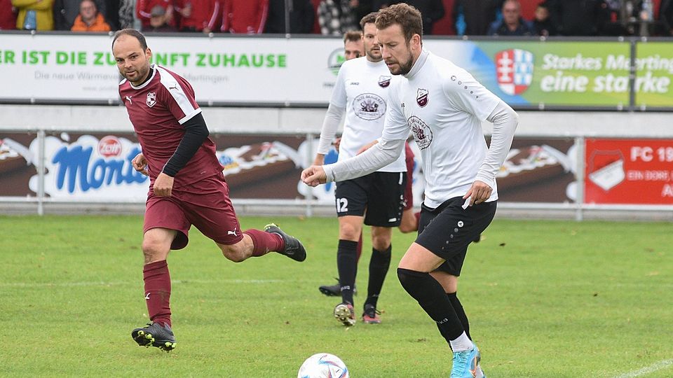 Sven Rotzer schoss zwei der drei Tore für den FC Mertingen gegen die Riedlinger um ihren Spielertrainer Florian Steppich (links).