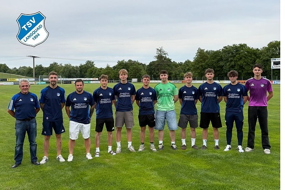 v. l. Sportdirektor Franz Fuchsbrunner, sporlicher Leiter Christoph Stich, Chris Gräßlin, Linus Lauerer, Oliver Janek, Maximilian Stummer, Dominik Eder, Tim Schultes, Philipp Mayerhofer, Tizian Lauerer, Michael Pinzinger 