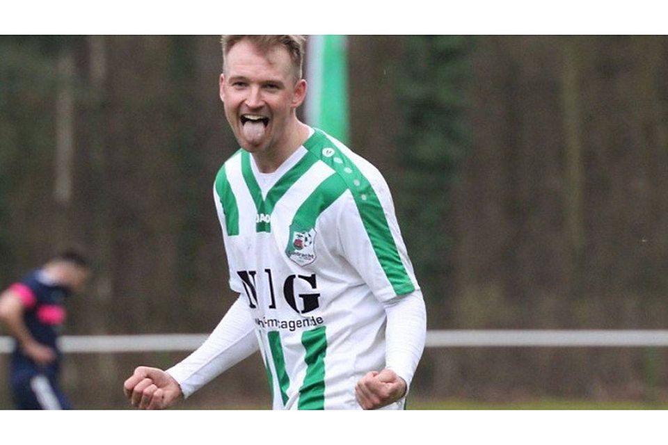 Zunge raus, Siegerfäuste geballt: Alt Ruppins Phillip Wolff, der einmal traf. © Foto: Gunnar Reblin Zunge raus, Siegerfäuste geballt: Alt Ruppins Phillip Wolff, der einmal traf. © Foto: Gunnar Reblin