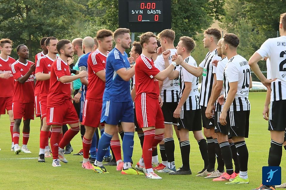 Spektakel pur gab's zum Saisonauftakt zwischen dem FC Ergolding (in rot) und dem SV Neufraunhofen.