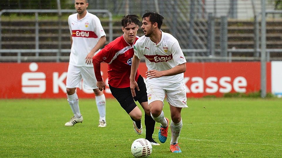 Immer einen Schritt schneller als der Gegner: Ufuk Akyol und der VfB Stuttgart hatten im Pokalhalbfinale beim SSV Reultingen leichtes Spiel. F: Baur
