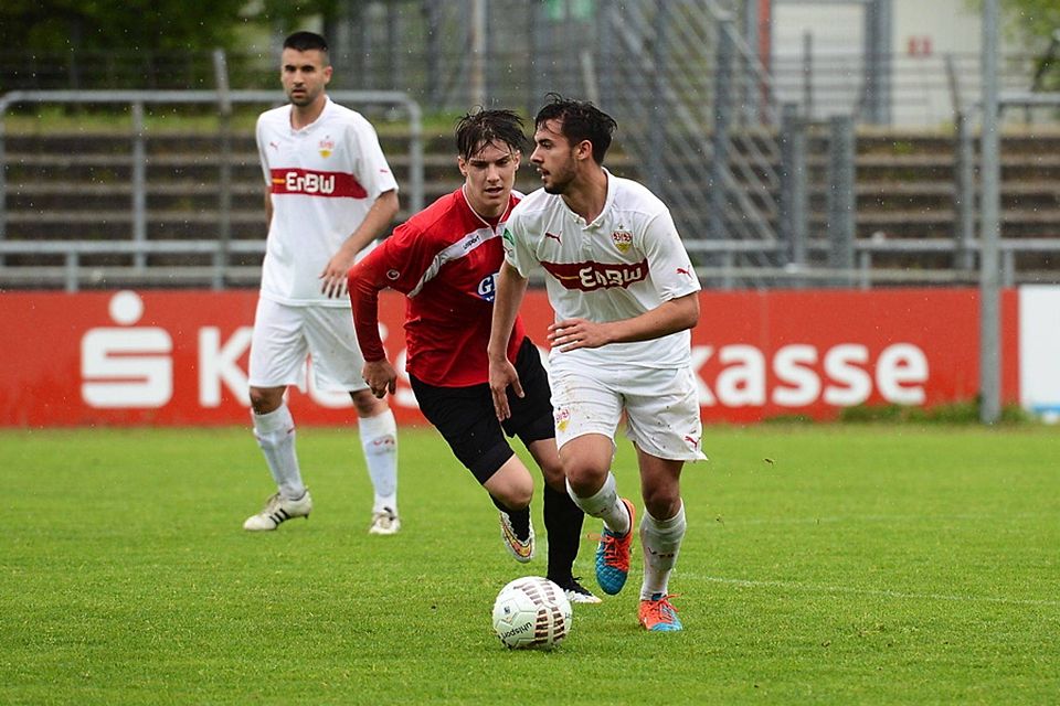 Immer einen Schritt schneller als der Gegner: Ufuk Akyol und der VfB Stuttgart hatten im Pokalhalbfinale beim SSV Reultingen leichtes Spiel. F: Baur